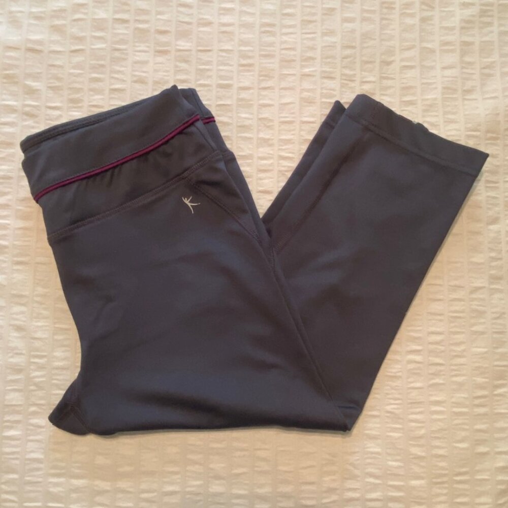 Danskin Capri Gray w/ Fuchsia Accent  Fitted Yoga Pants - Size: Small